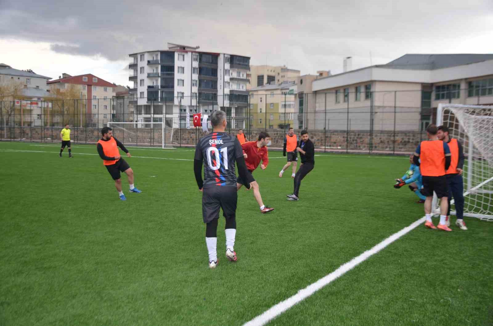 Bulanık’ta protokol ve polis sahada buluştu
