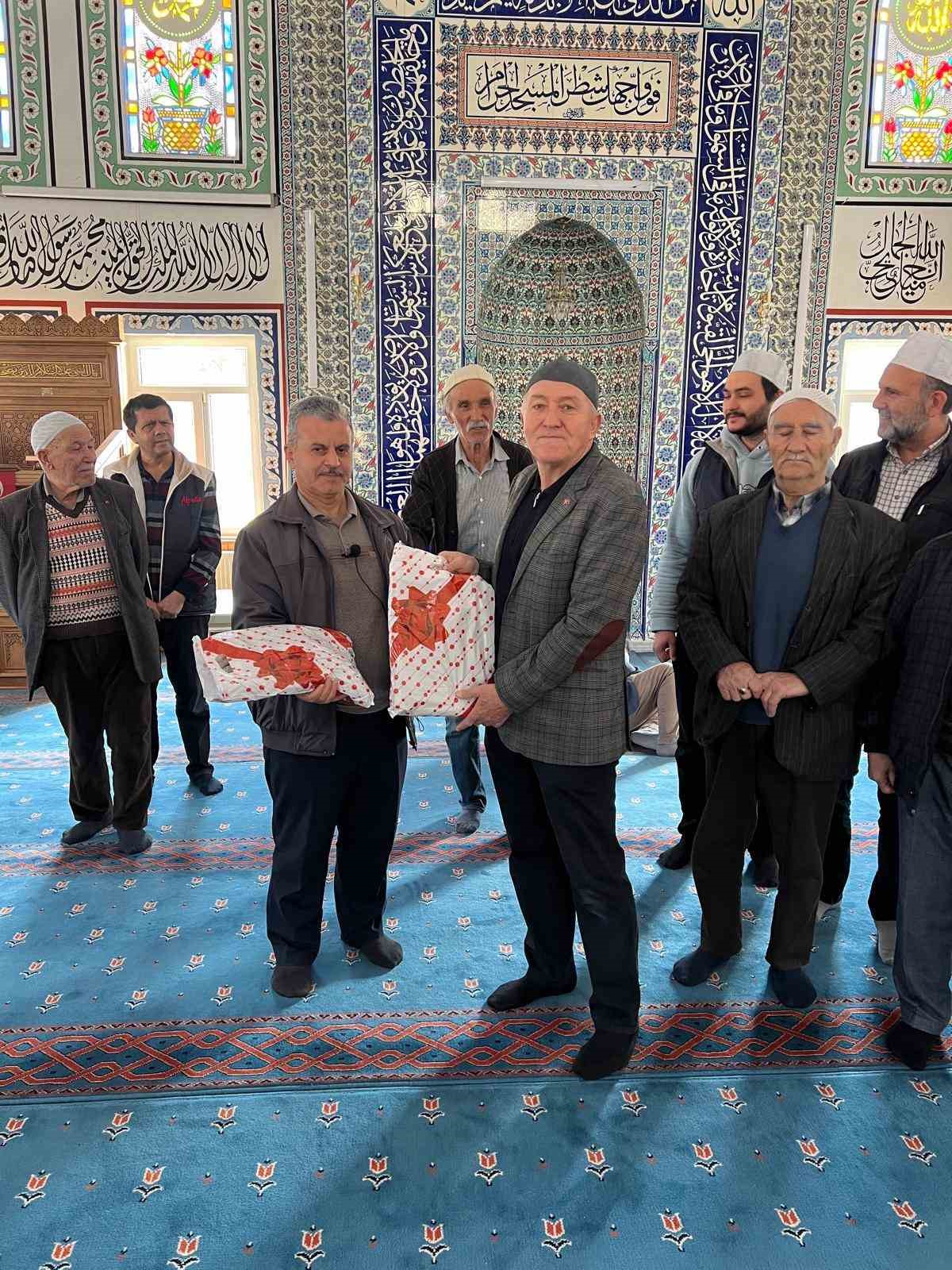 Buldan Akçalar Camisinde mukabele geleneği hatim duasıyla taçlandı
