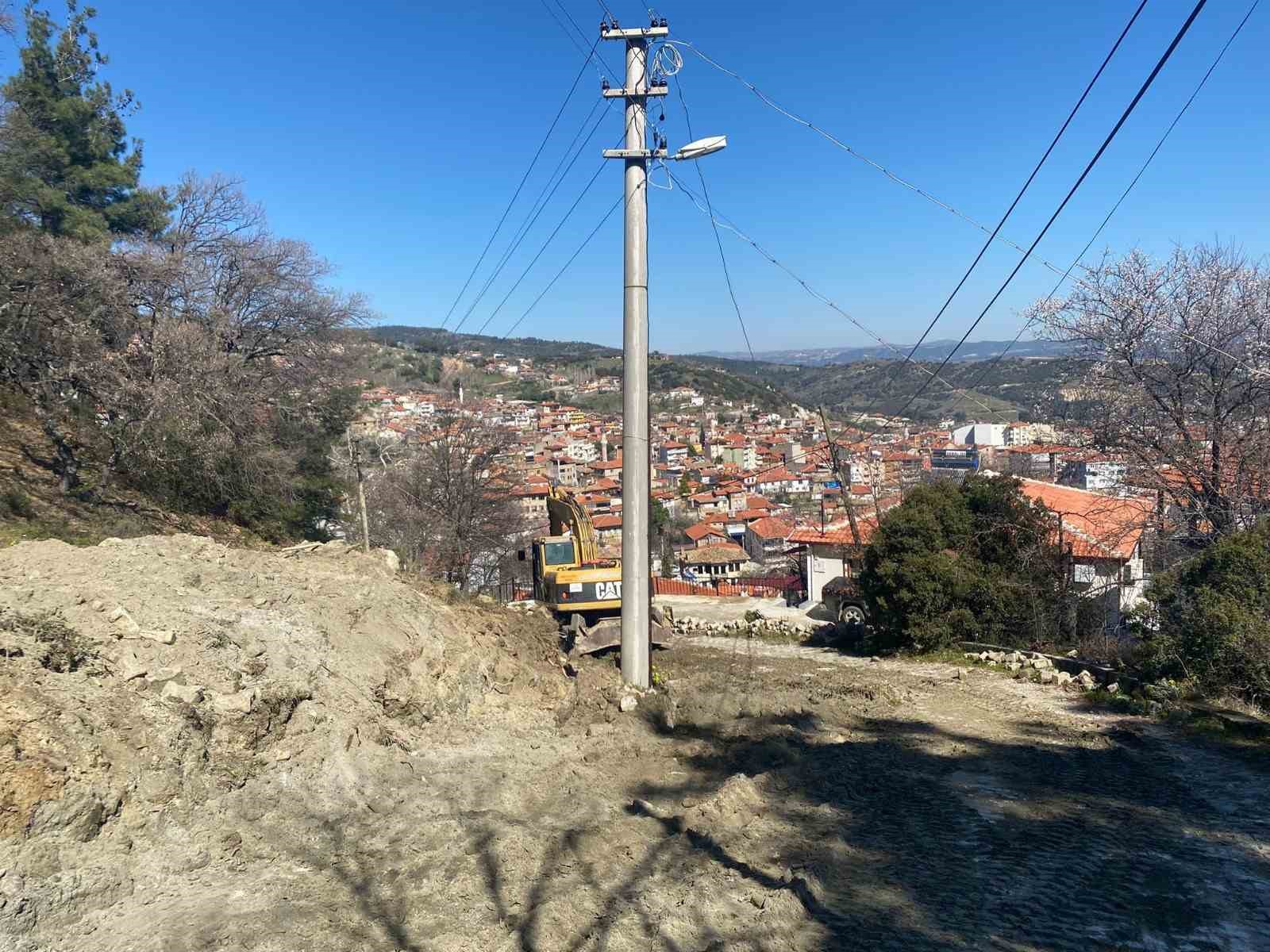 Buldan Göğüs Hastalıkları Hastanesi yolunun bakım ve onarımı yapılıyor
