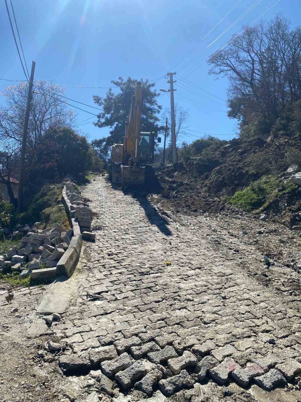 Buldan Göğüs Hastalıkları Hastanesi yolunun bakım ve onarımı yapılıyor
