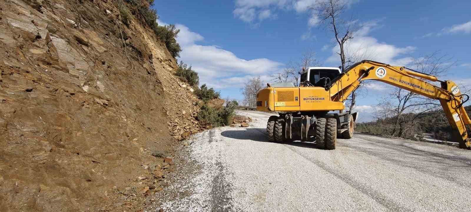 Buldan ve Babadağ’da heyelan nedeniyle kapanan yollarda çalışmalar başladı
