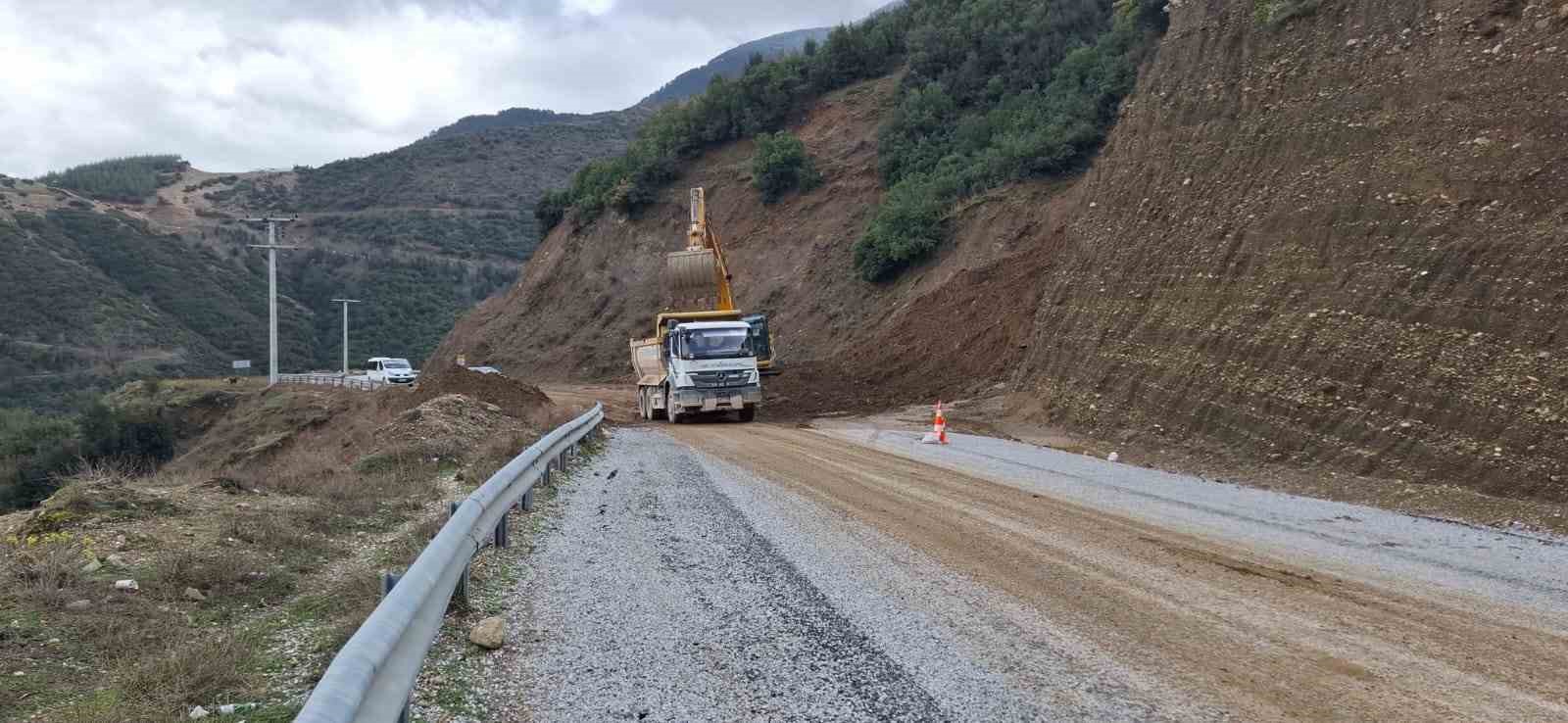 Buldan ve Babadağ’da heyelan nedeniyle kapanan yollarda çalışmalar başladı
