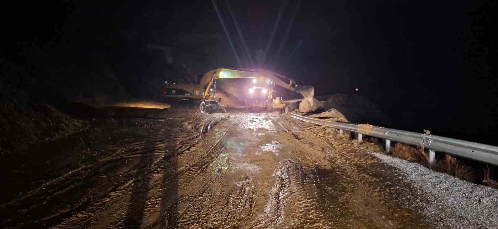 Buldan ve Babadağ’da heyelan nedeniyle kapanan yollarda çalışmalar başladı
