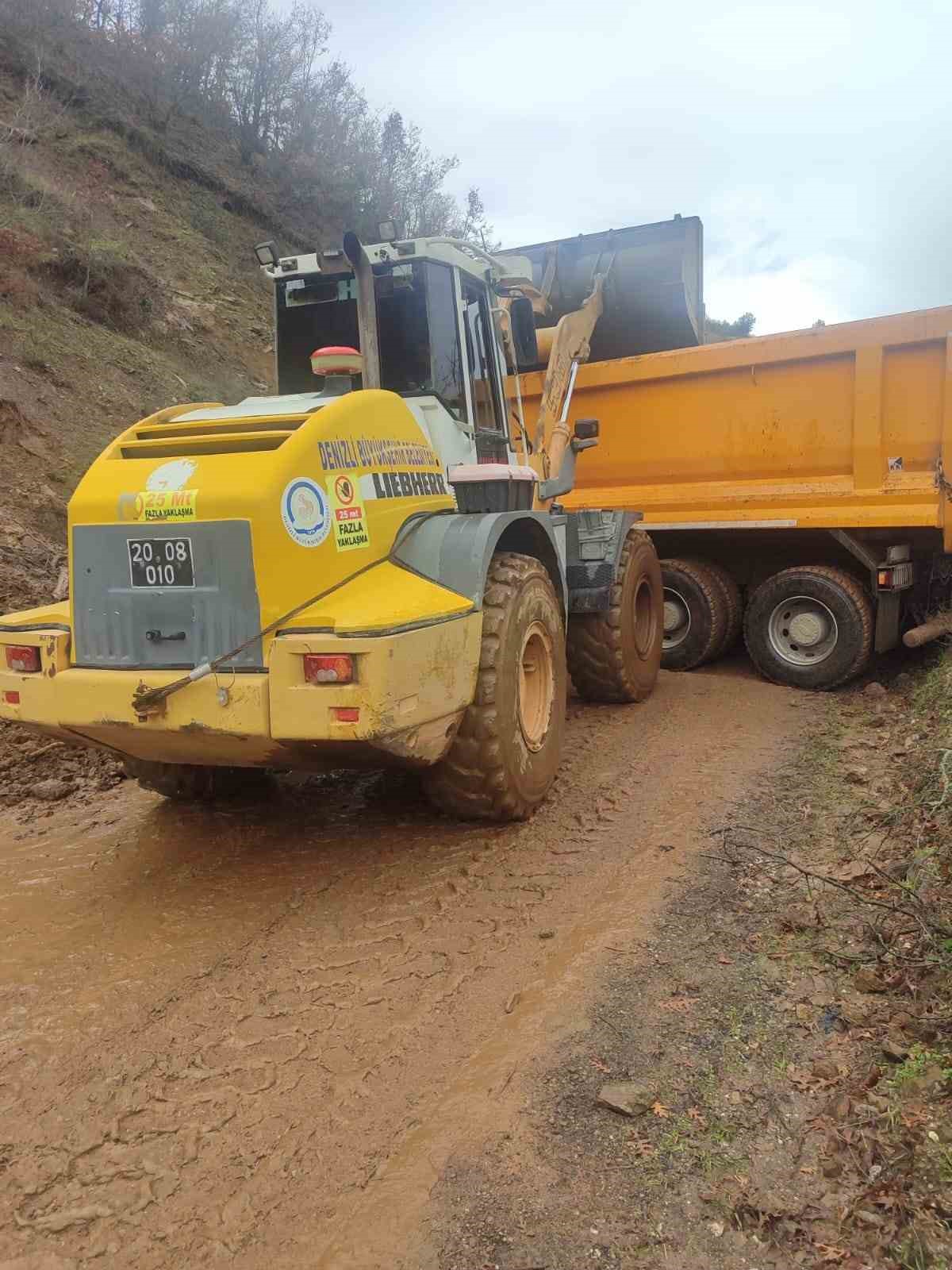 Buldan ve Babadağ’da heyelan nedeniyle kapanan yollarda çalışmalar başladı
