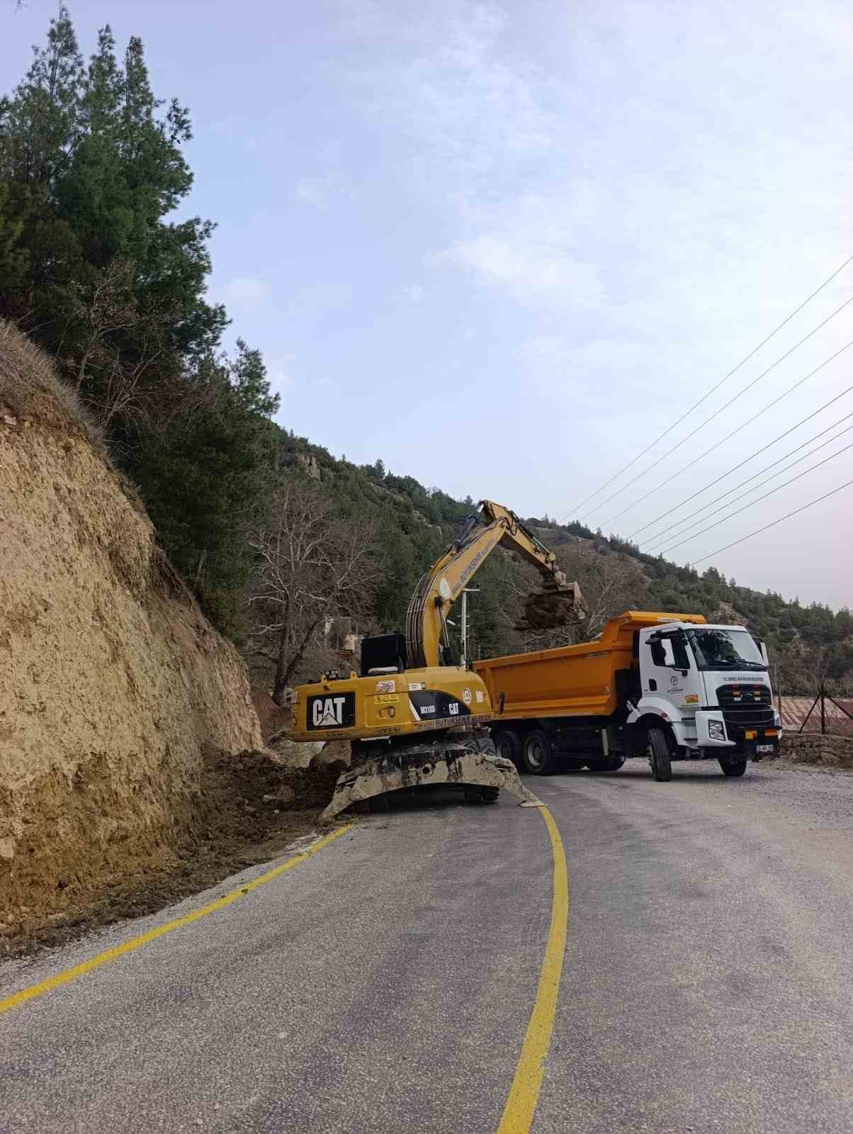 Buldan ve Babadağ’da heyelan nedeniyle kapanan yollarda çalışmalar başladı
