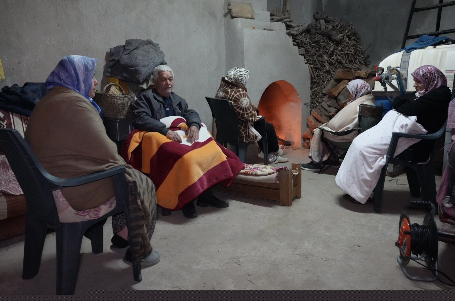 Buldan’da 5.1 büyüklüğündeki depremin ardından yaşanan artçılardan korkan vatandaşlar dışarda sabahladı
