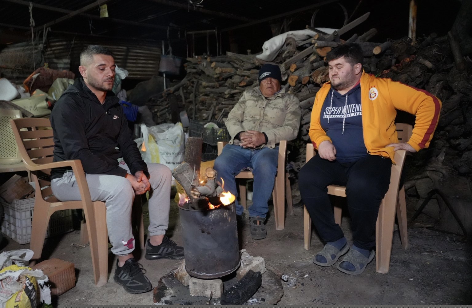 Buldan’da 5.1 büyüklüğündeki depremin ardından yaşanan artçılardan korkan vatandaşlar dışarda sabahladı
