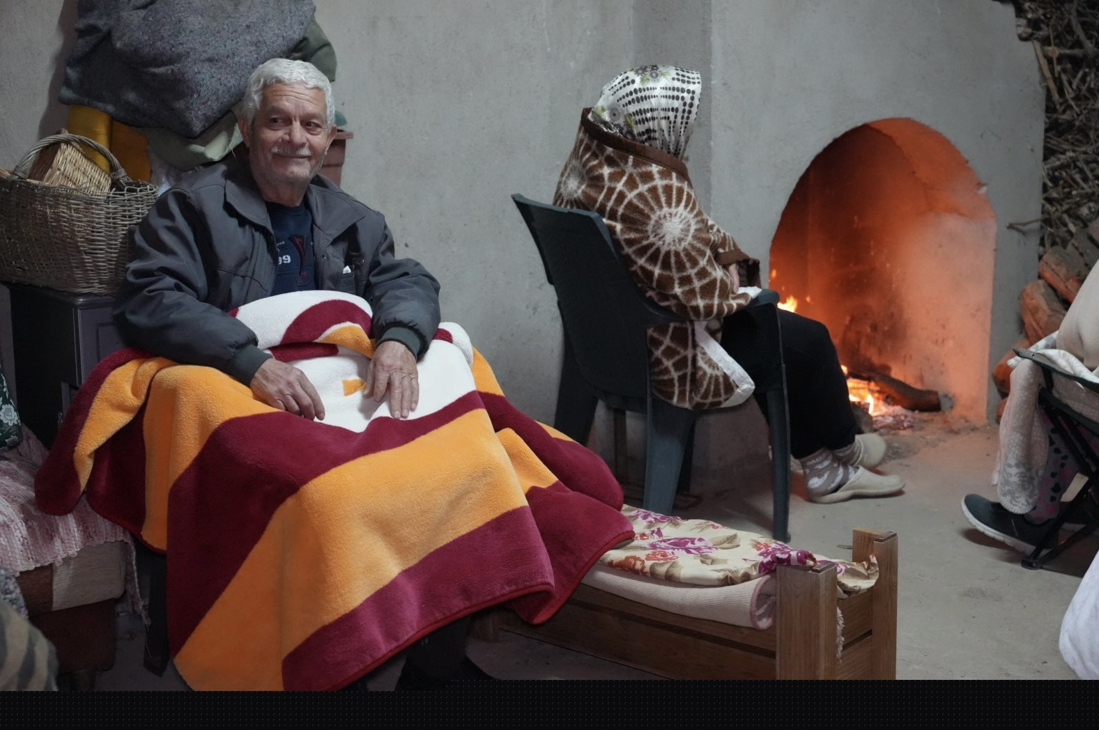 Buldan’da 5.1 büyüklüğündeki depremin ardından yaşanan artçılardan korkan vatandaşlar dışarda sabahladı
