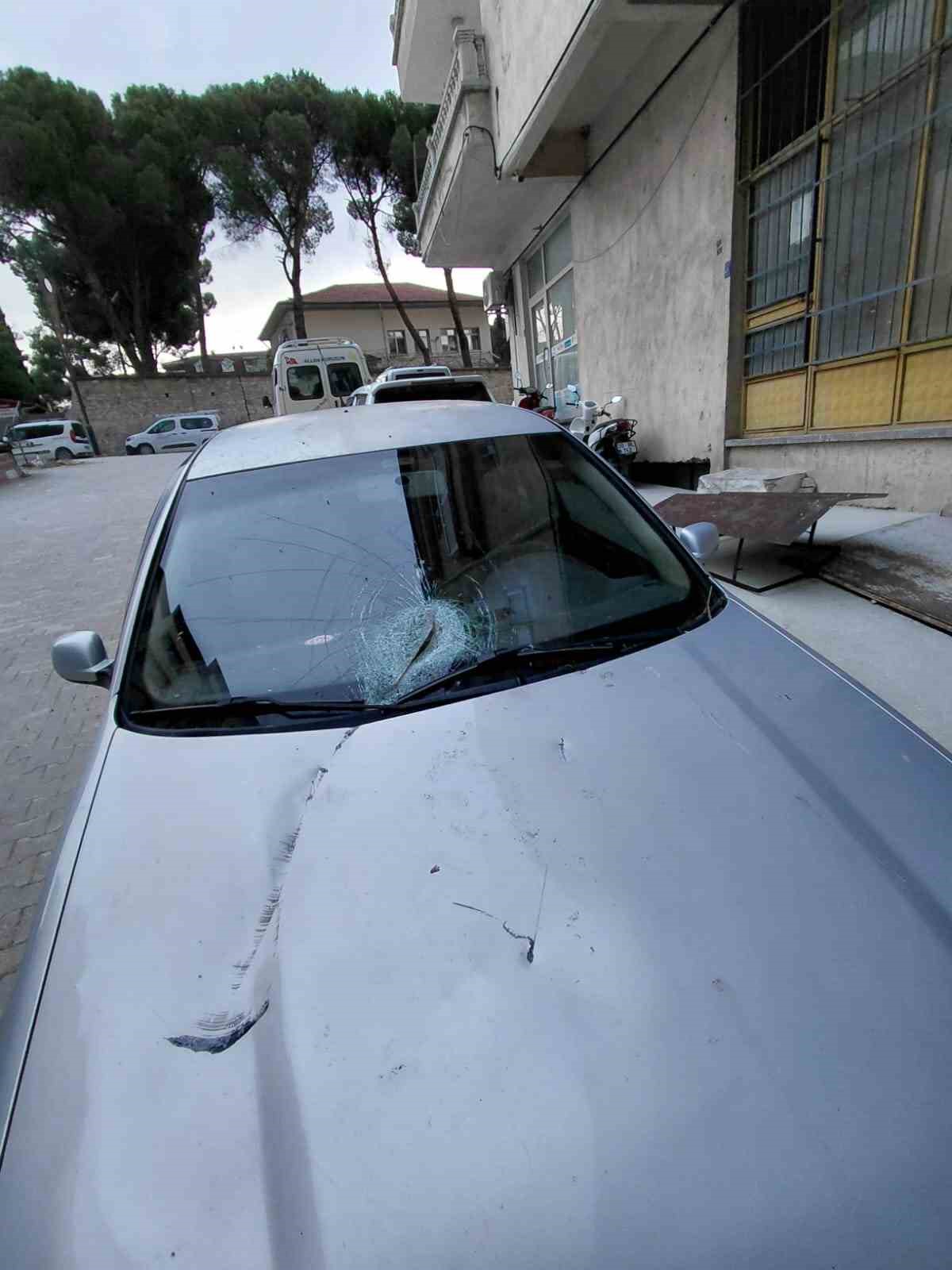 Buldan’da ağaçlar devrildi, bacalar uçtu
