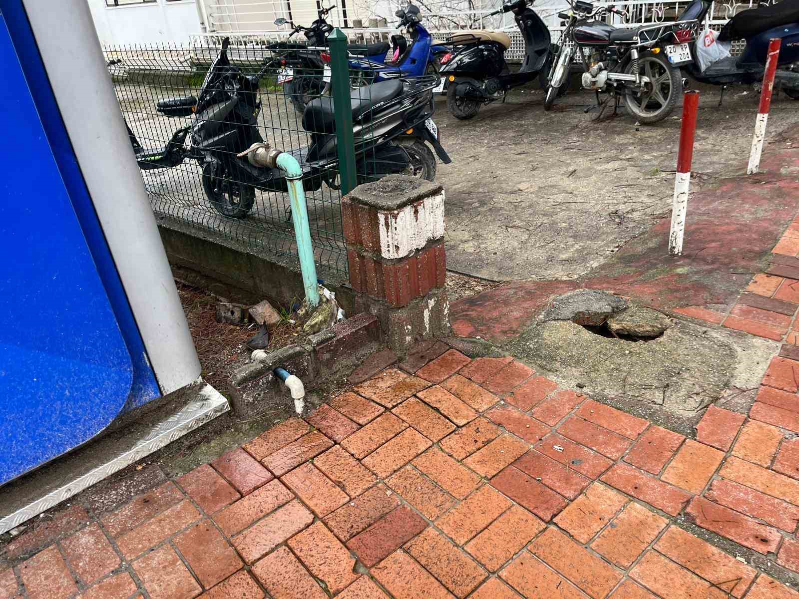 Buldan’da ATM önündeki çukur tehlike saçıyor
