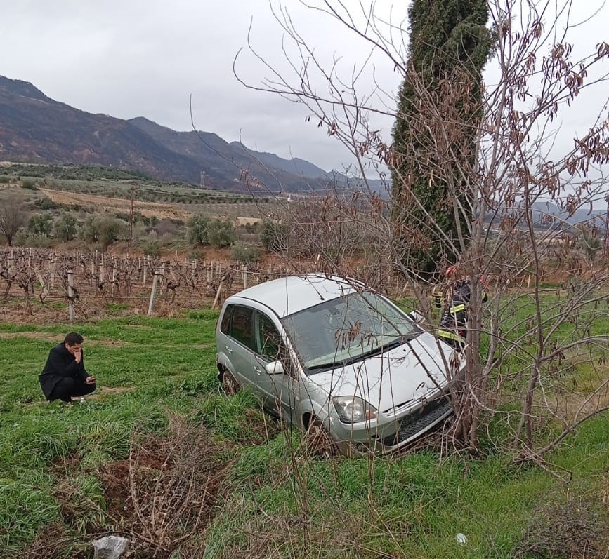 Buldan’da aynı yolda ikinci kaza, otomobil üzüm bağına uçtu
