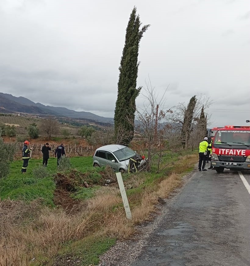 Buldan’da aynı yolda ikinci kaza, otomobil üzüm bağına uçtu
