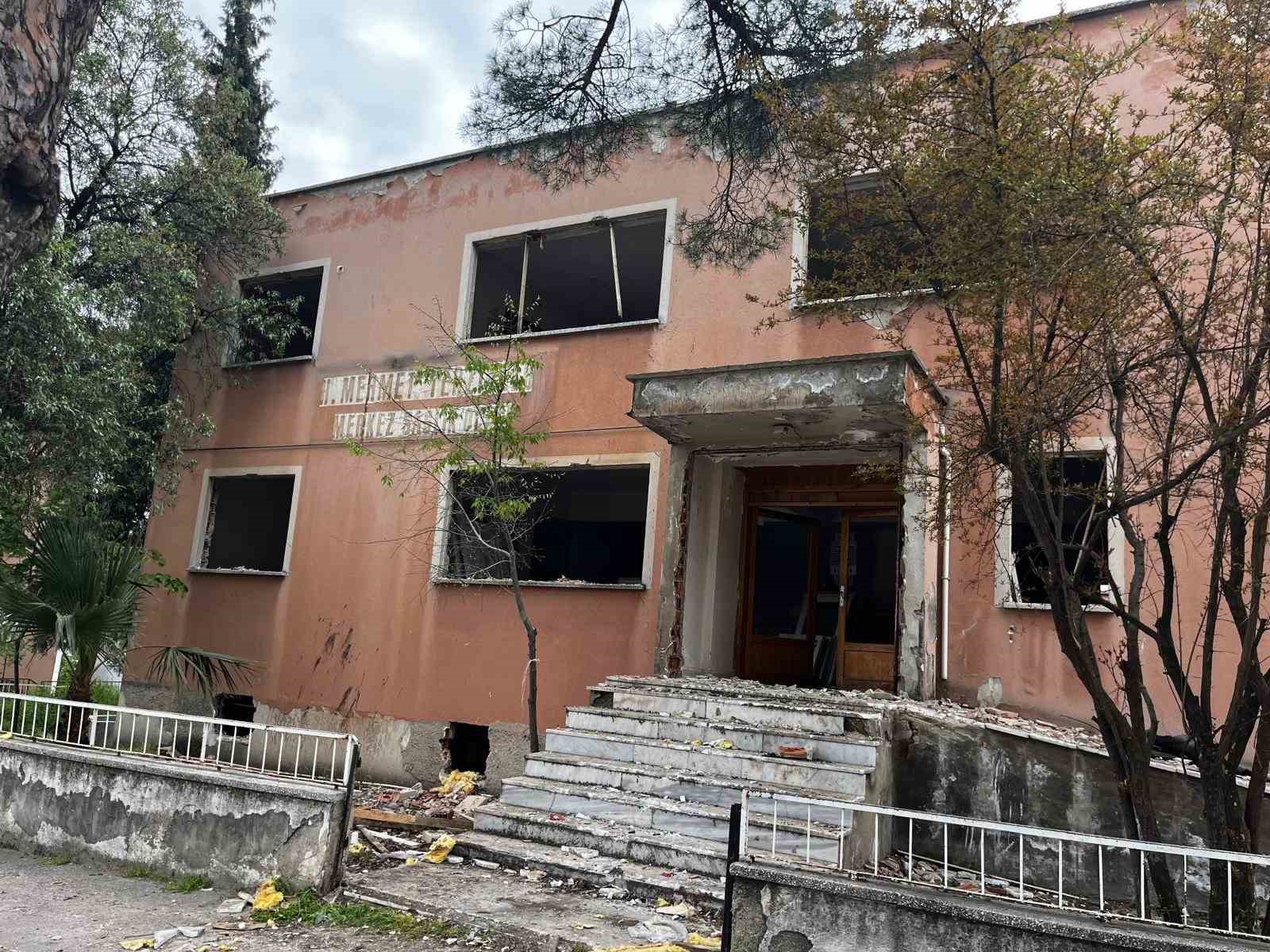 Buldan’da depreme dayanıksız sağlık ocağında yıkım başladı
