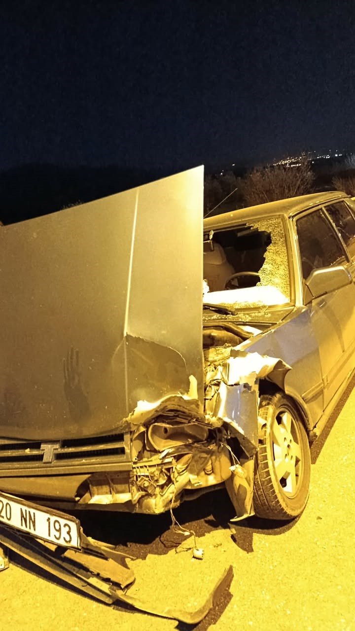 Buldan’da iki otomobil kavşakta çarpıştı; 1 yaralı
