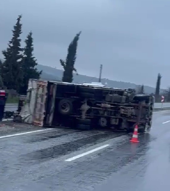 Buldan’da portakal yüklü kamyon refüje devrildi
Buldan’da portakal yüklü kamyon refüje devrildi