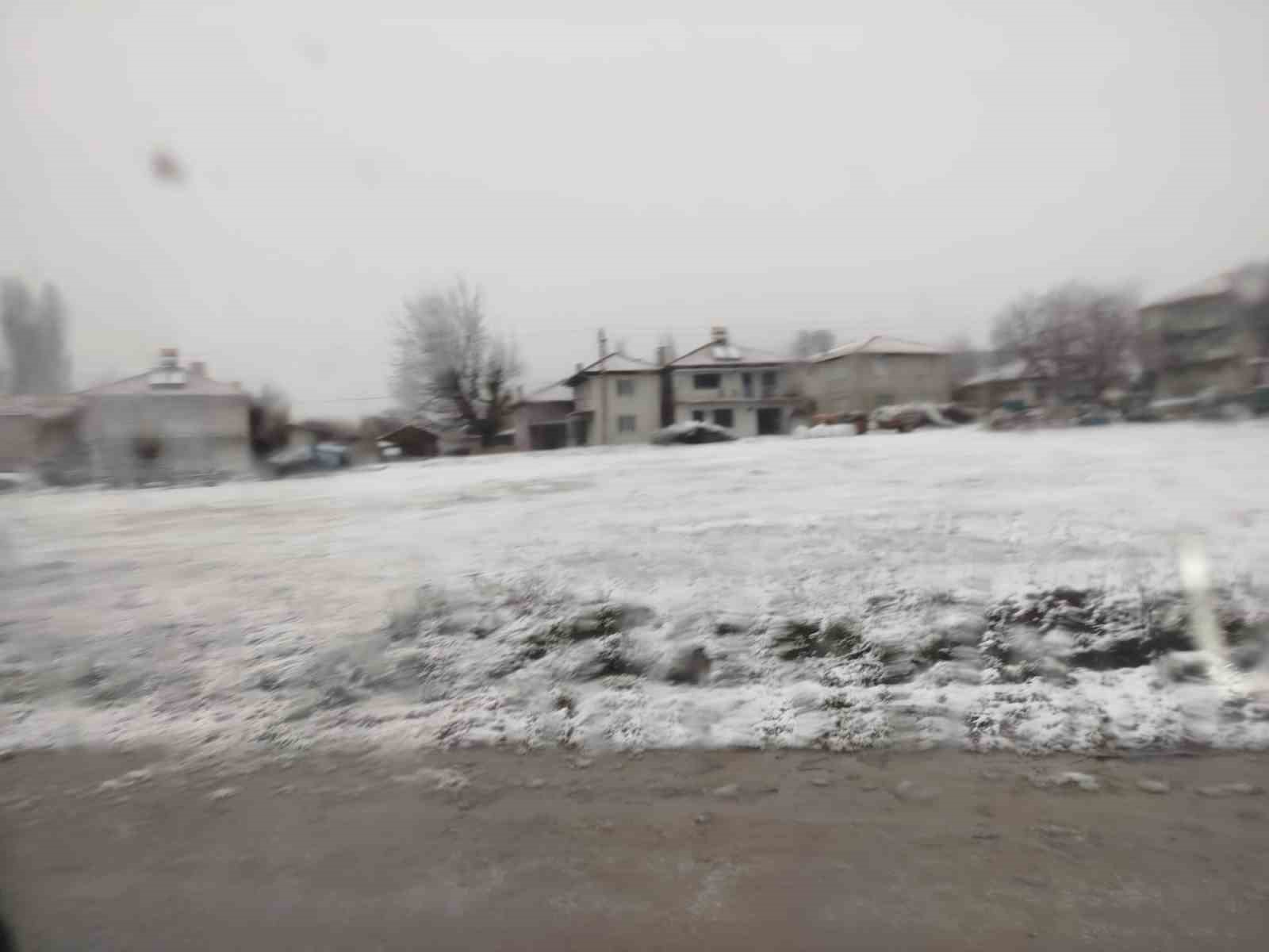 Buldan’ın yüksek kesimlerinde kar yağışı etkili oldu
