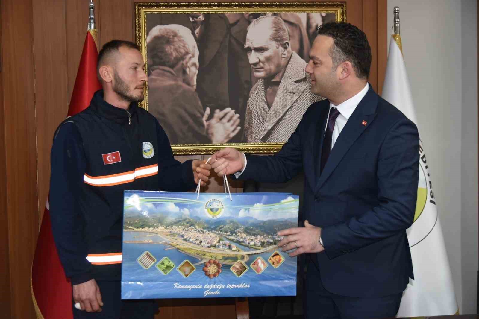 Bulduğu altın bilekliği polise teslim eden temizlik görevlisine belediye başkanından ödül
