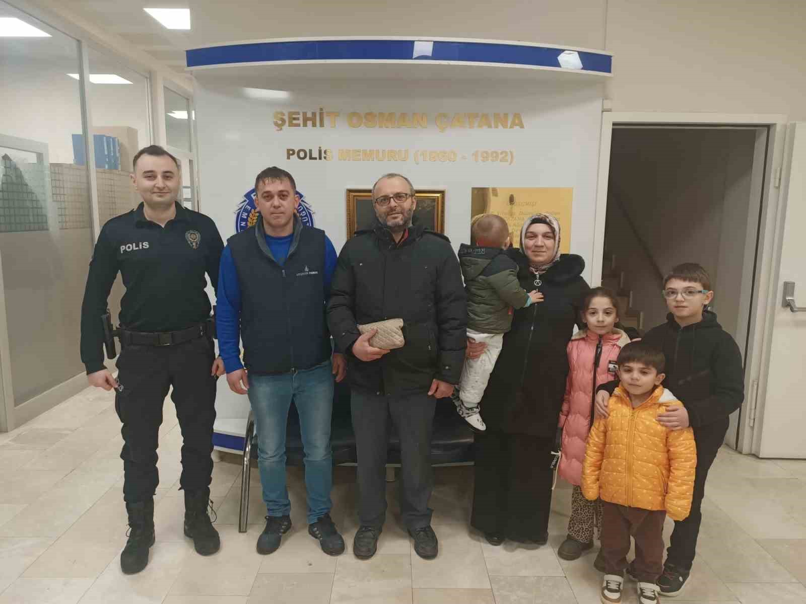 Bulduğu para dolu çantayı polise teslim etti
