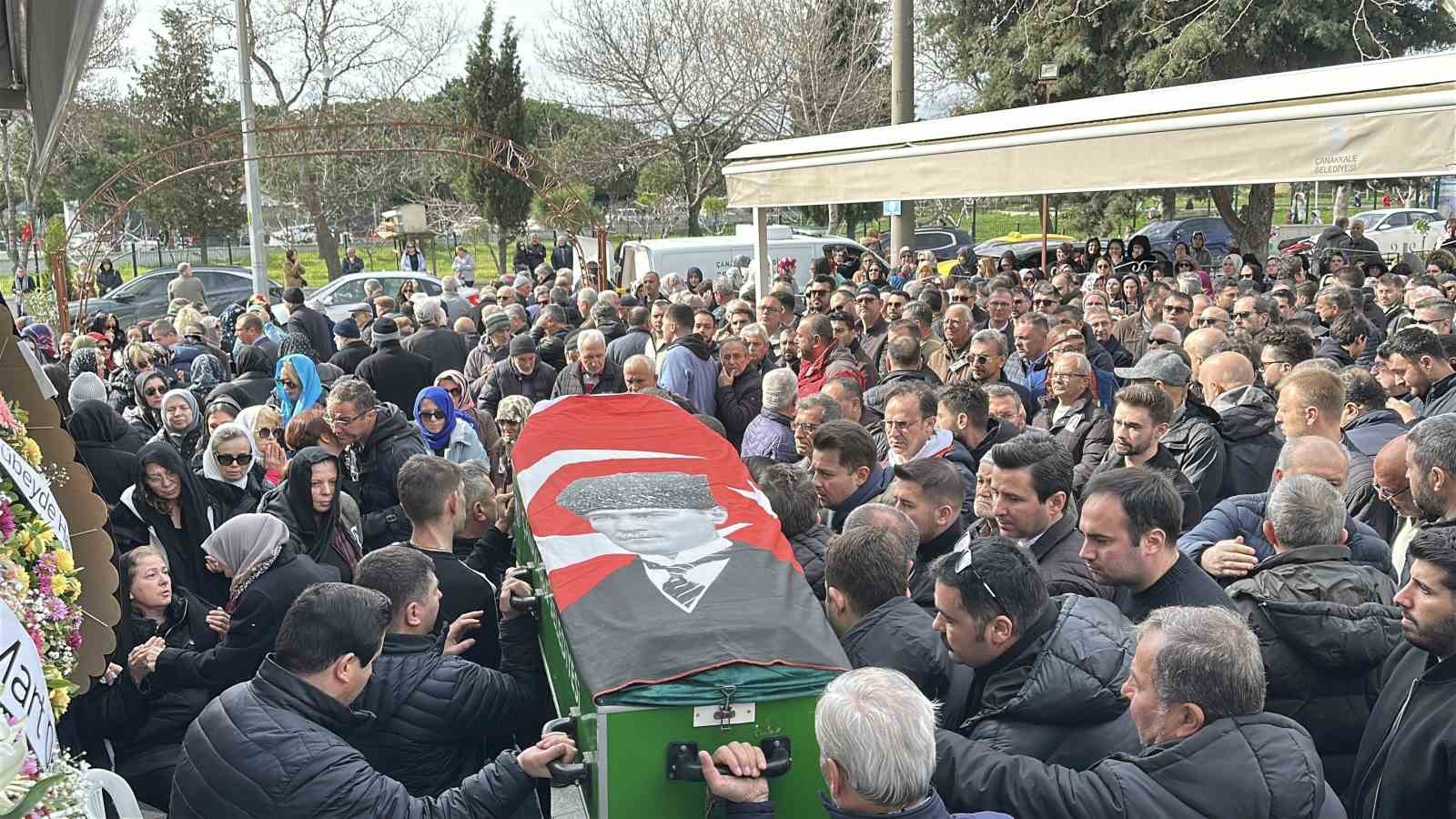 Bulgaristan’da trafik kazasında hayatını kaybeden Çanakkaleli genç son yolculuğuna uğurlandı
