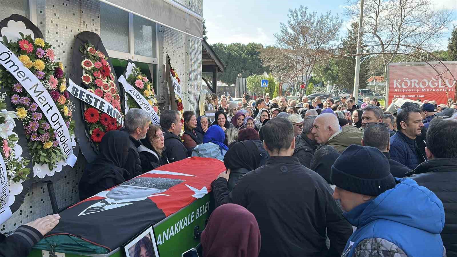 Bulgaristan’da trafik kazasında hayatını kaybeden Çanakkaleli genç son yolculuğuna uğurlandı
