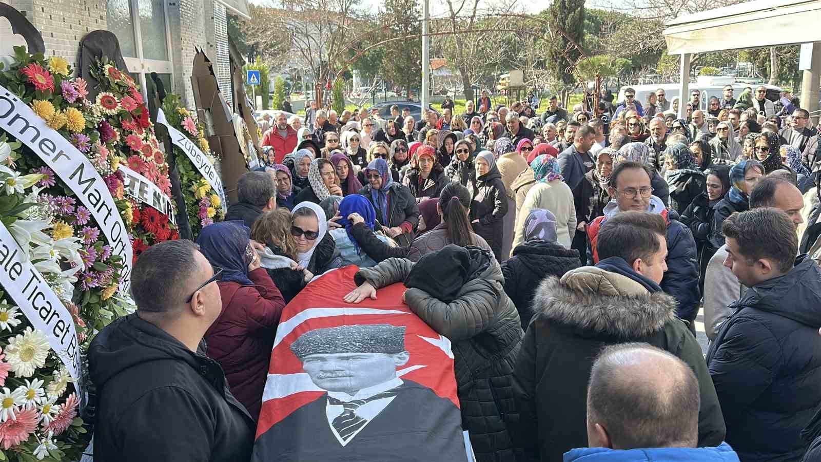 Bulgaristan’da trafik kazasında hayatını kaybeden Çanakkaleli genç son yolculuğuna uğurlandı
