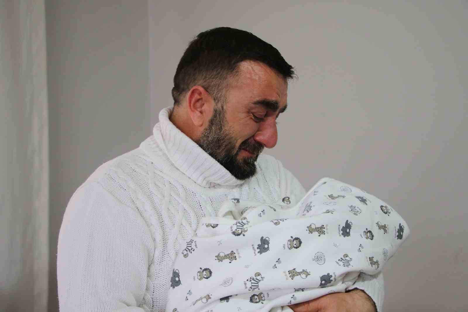 Buluştuğu kişiler tarafından ailesinin gözü önünde tekme tokat darp edildi, tehditler sürünce ailesiyle İstanbul’u terk etti
