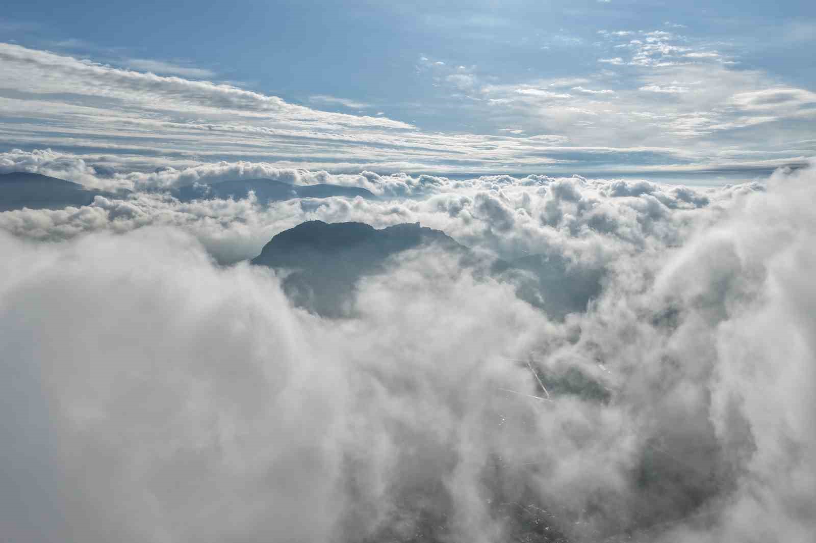 Bulutlar Kozan Kalesi’nde dans etti, ortaya masalsı görüntüler çıktı
