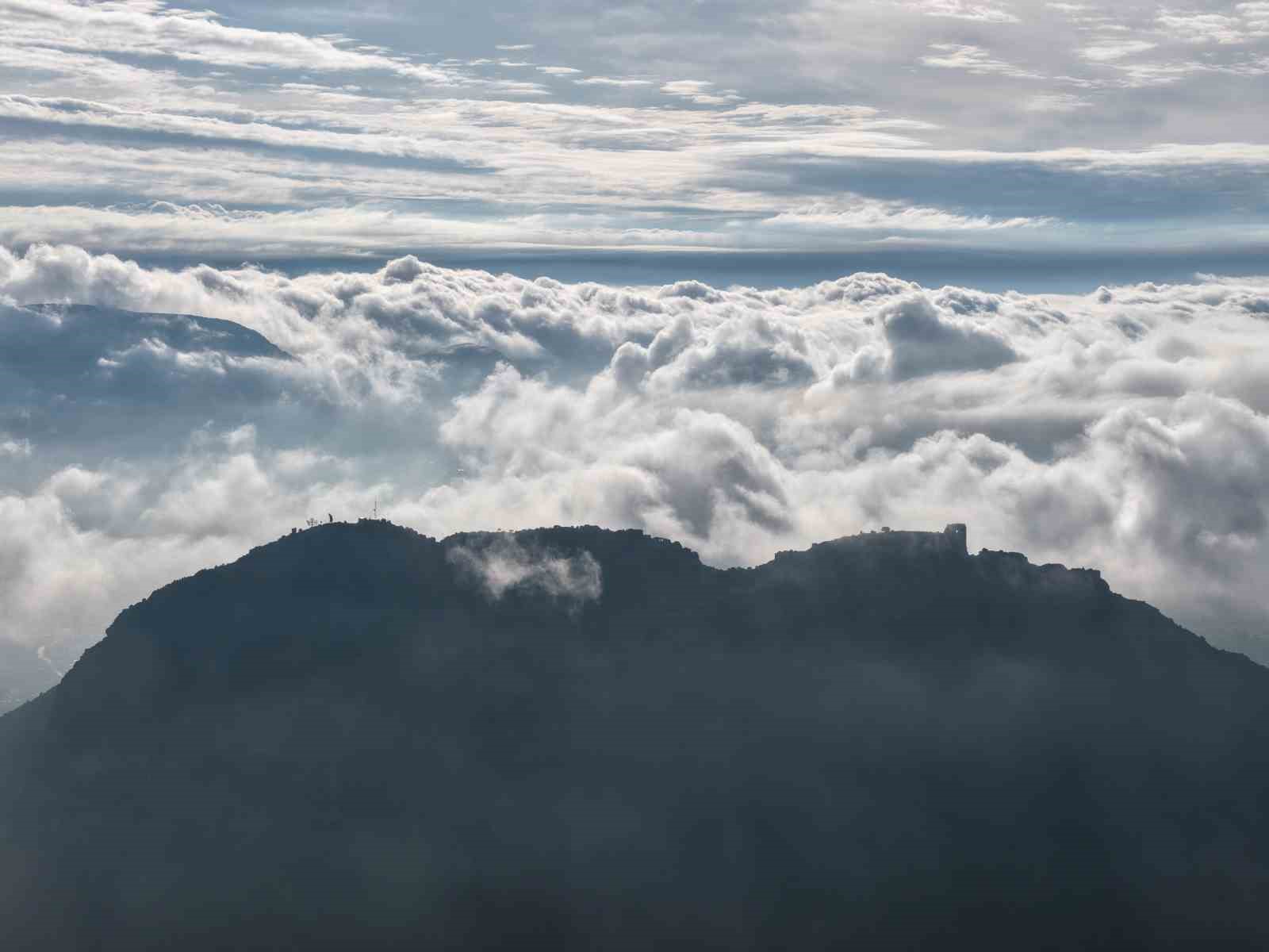 Bulutlar Kozan Kalesi’nde dans etti, ortaya masalsı görüntüler çıktı
