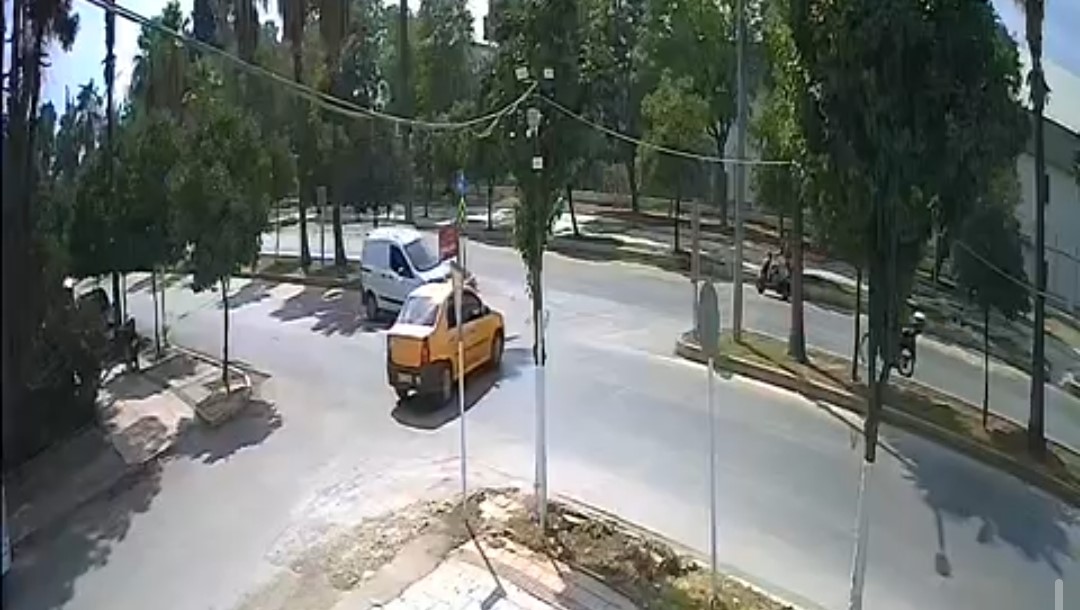 Bulvarda sürekli kaza olmasına esnaf isyan etti
