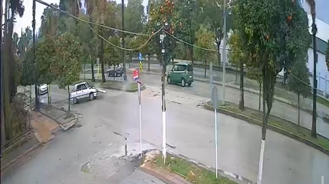 Bulvarda sürekli kaza olmasına esnaf isyan etti
