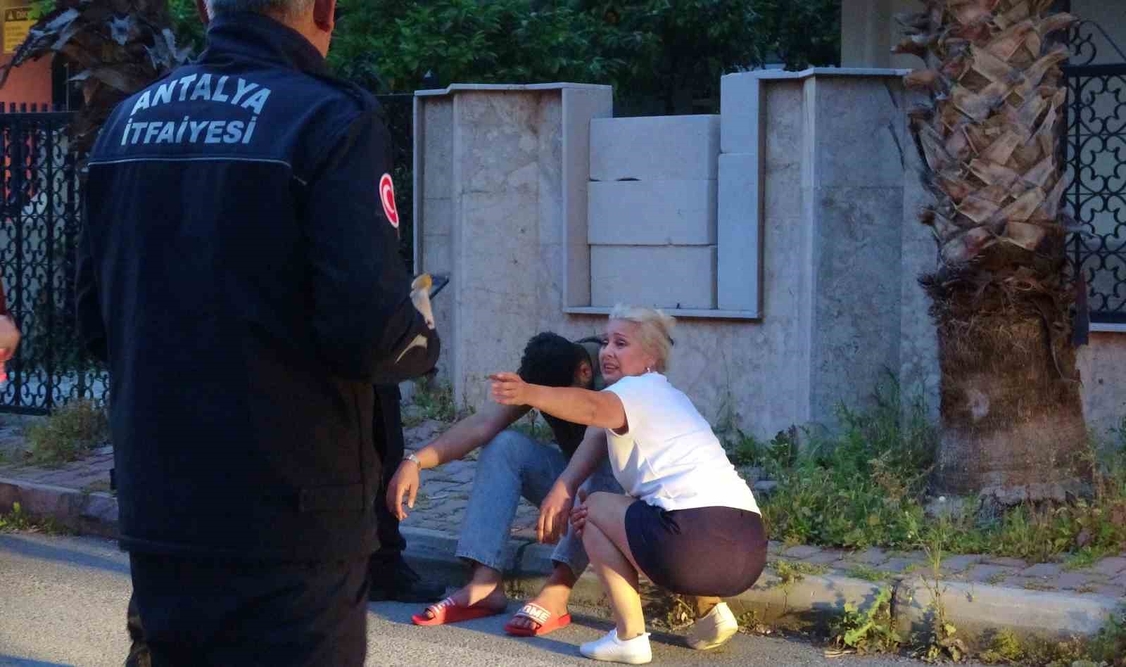 Bunalıma girip evini yakan genci ekipler kurtardı
