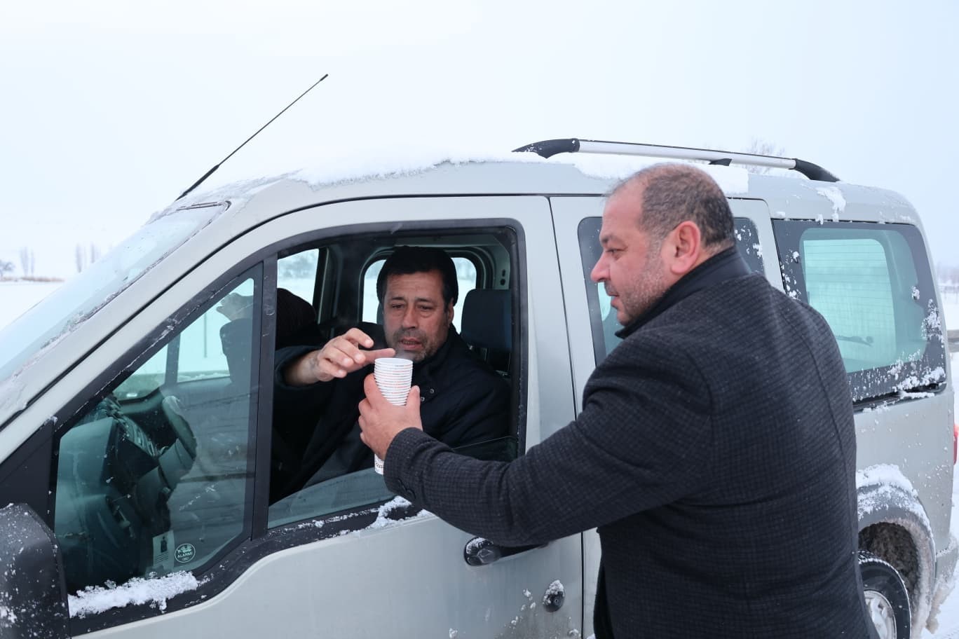 Bünyan Belediyesi kar mesaisindekilerin içini ısıttı
