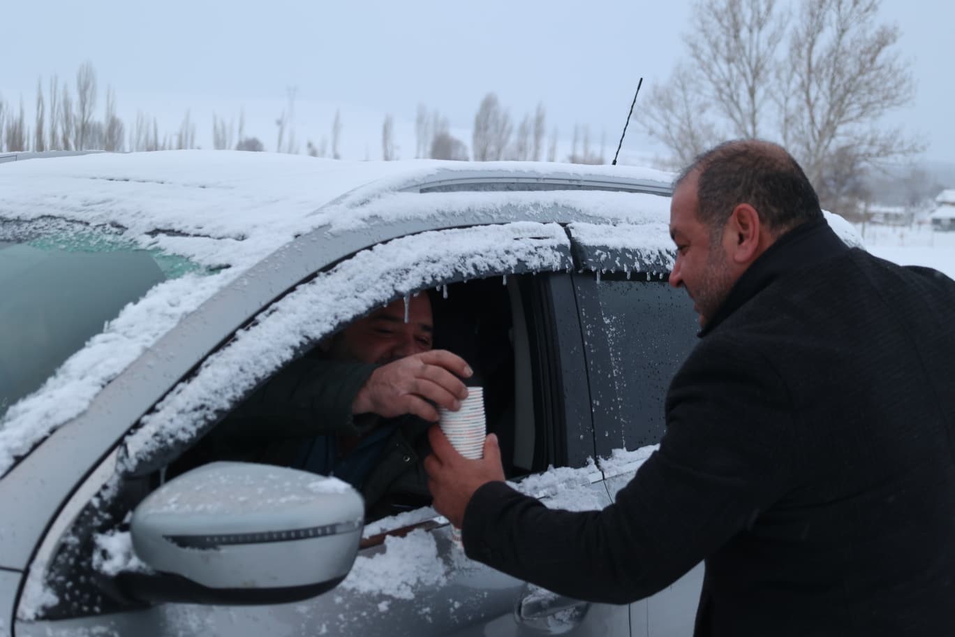 Bünyan Belediyesi kar mesaisindekilerin içini ısıttı
