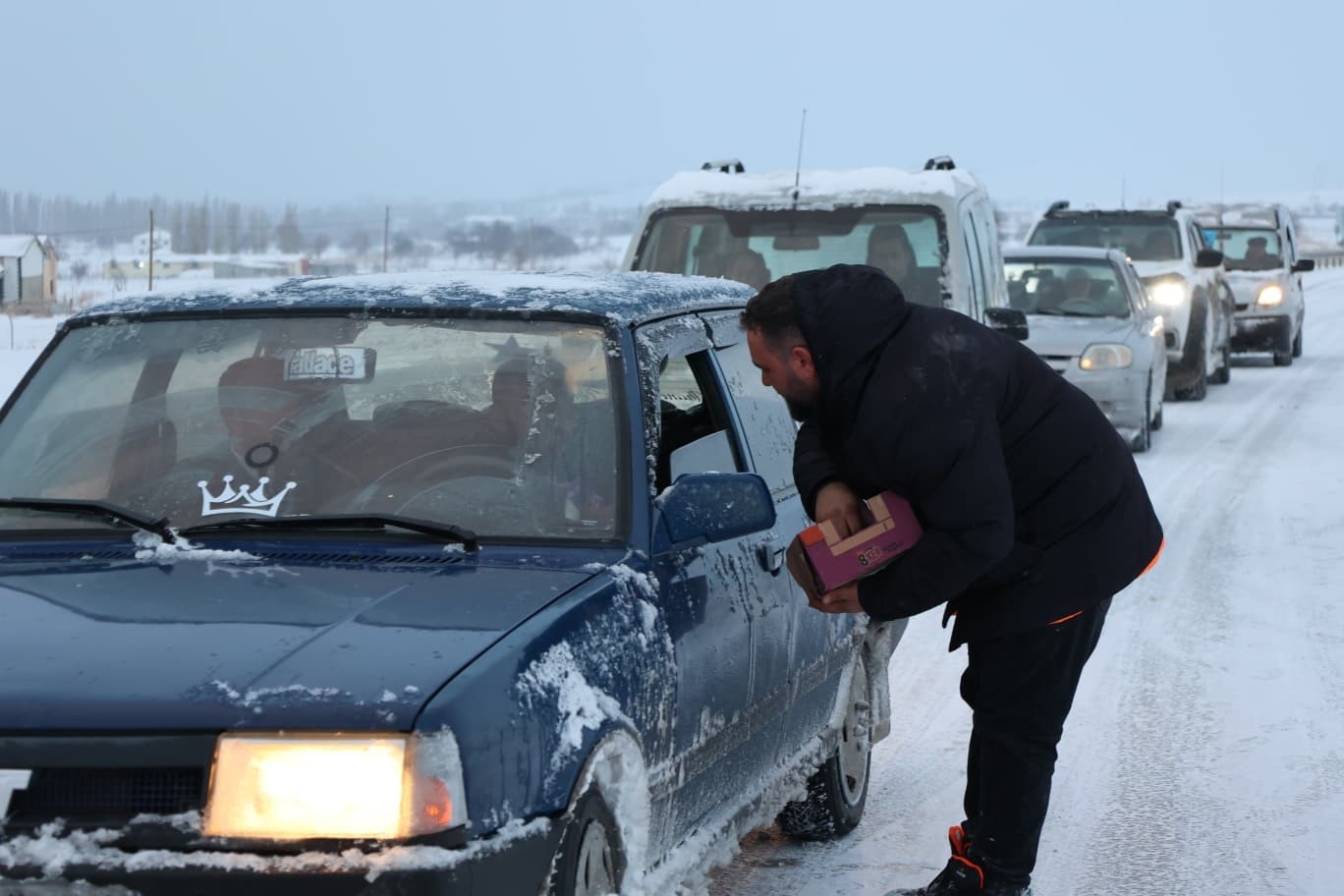 Bünyan Belediyesi kar mesaisindekilerin içini ısıttı
