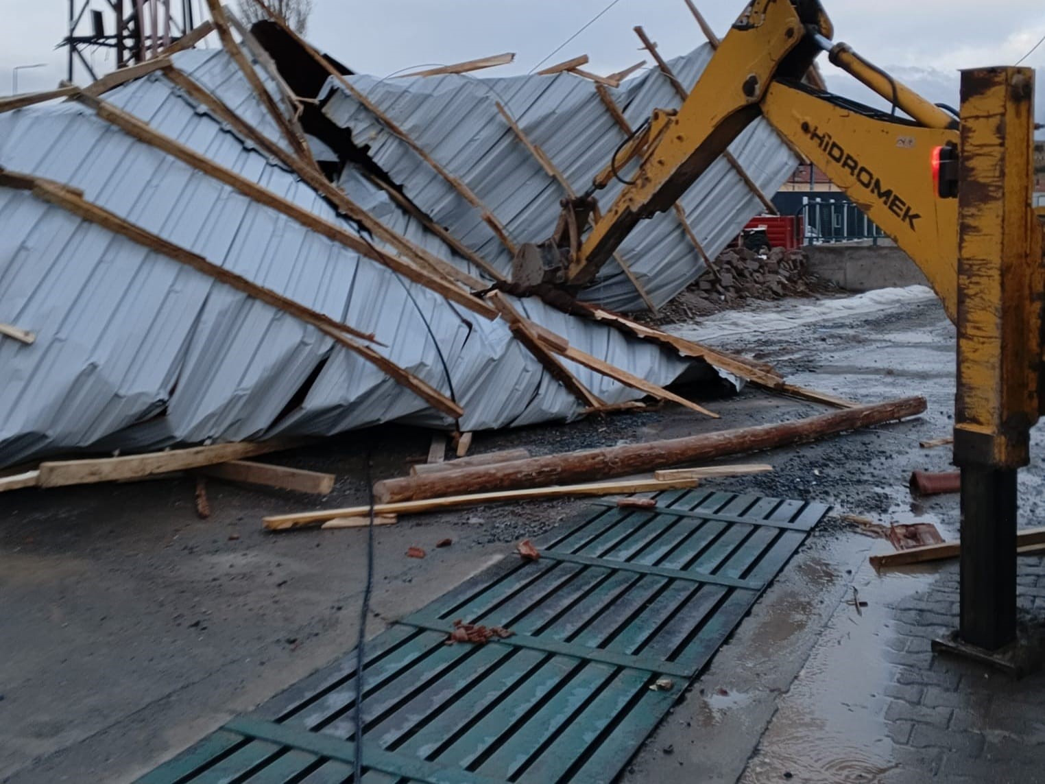 Bünyan’da şiddetli rüzgârın izleri hızla silindi
