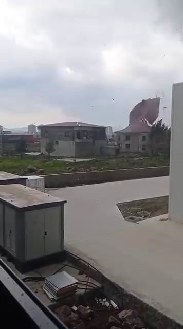 Burası Amerika değil Diyarbakır: Şiddetli fırtına evin çatısını uçurdu
