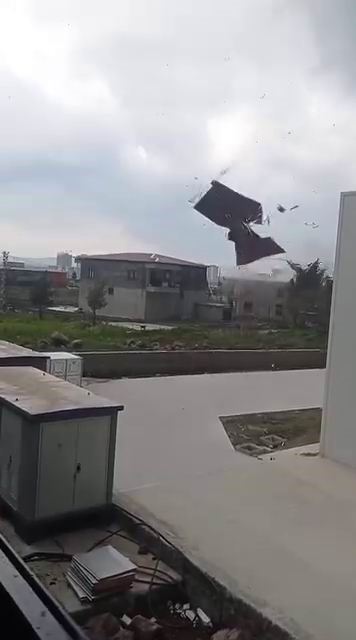 Burası Amerika değil Diyarbakır: Şiddetli fırtına evin çatısını uçurdu
