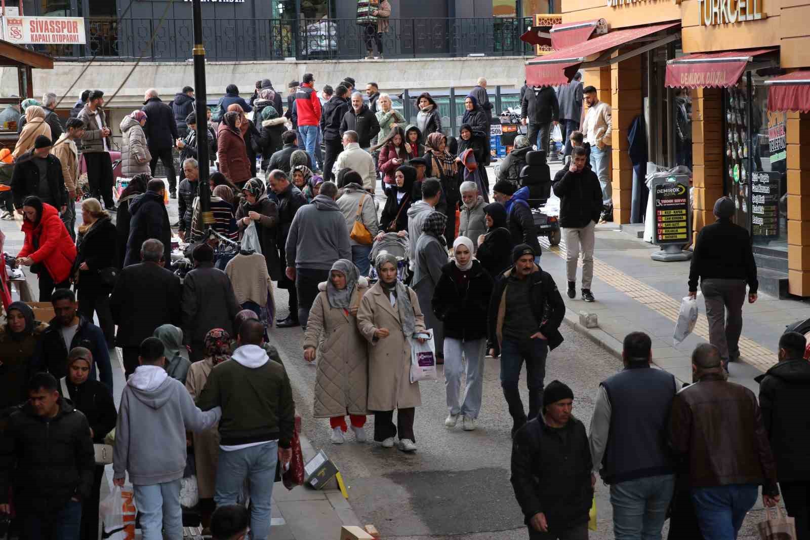 Burası ne Beyoğlu ne de Taksim: Sivas’ta cadde ve sokaklar doldu taştı
