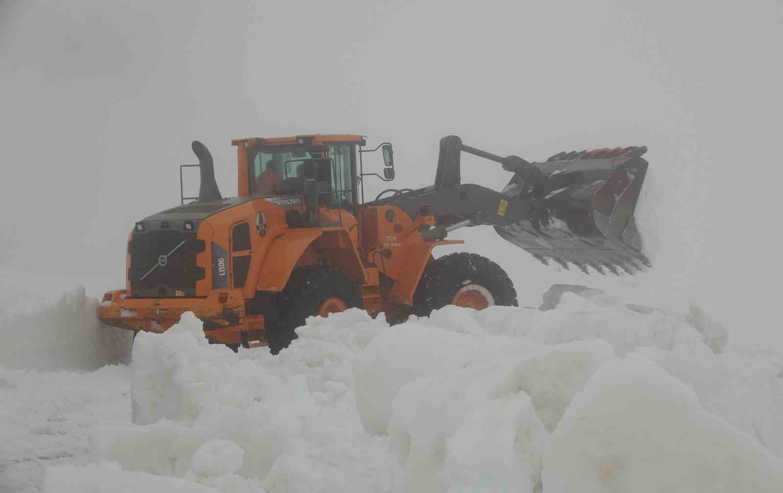 Burası ne Van ne Hakkari: Yaz şehri Mersin’de kar 2 metreyi aştı
