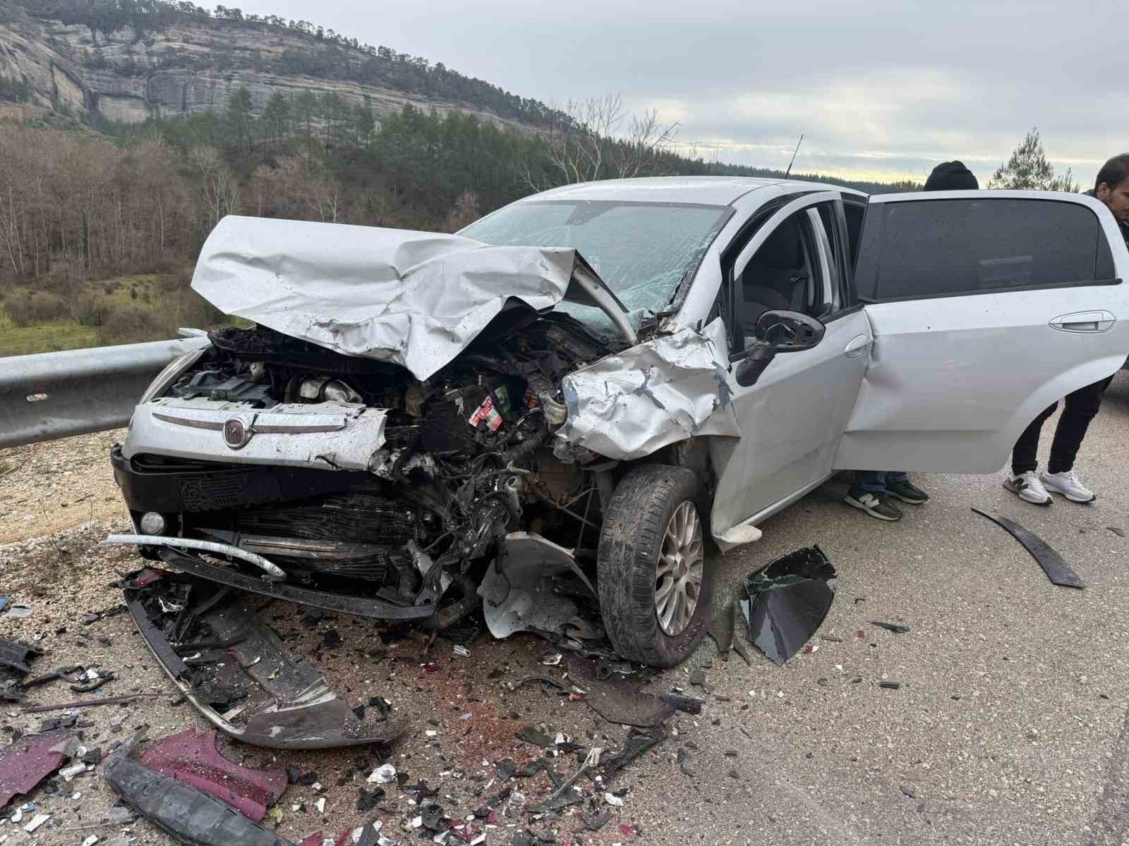 Burdur’da 3 otomobil çarpıştı: 4 yaralı
