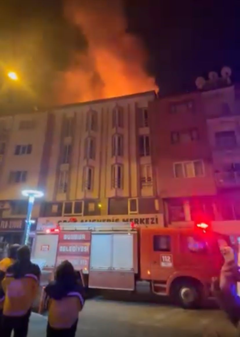 Burdur’da 4 katlı binada korkutan yangın
