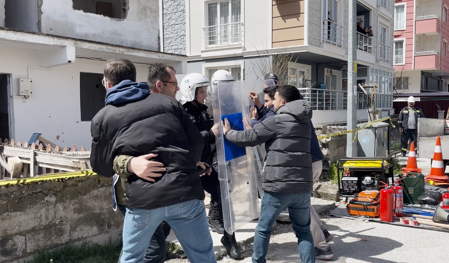 Burdur’da 5.7 büyüklüğündeki deprem tatbikatında gerçeği aratmayan görüntüler
