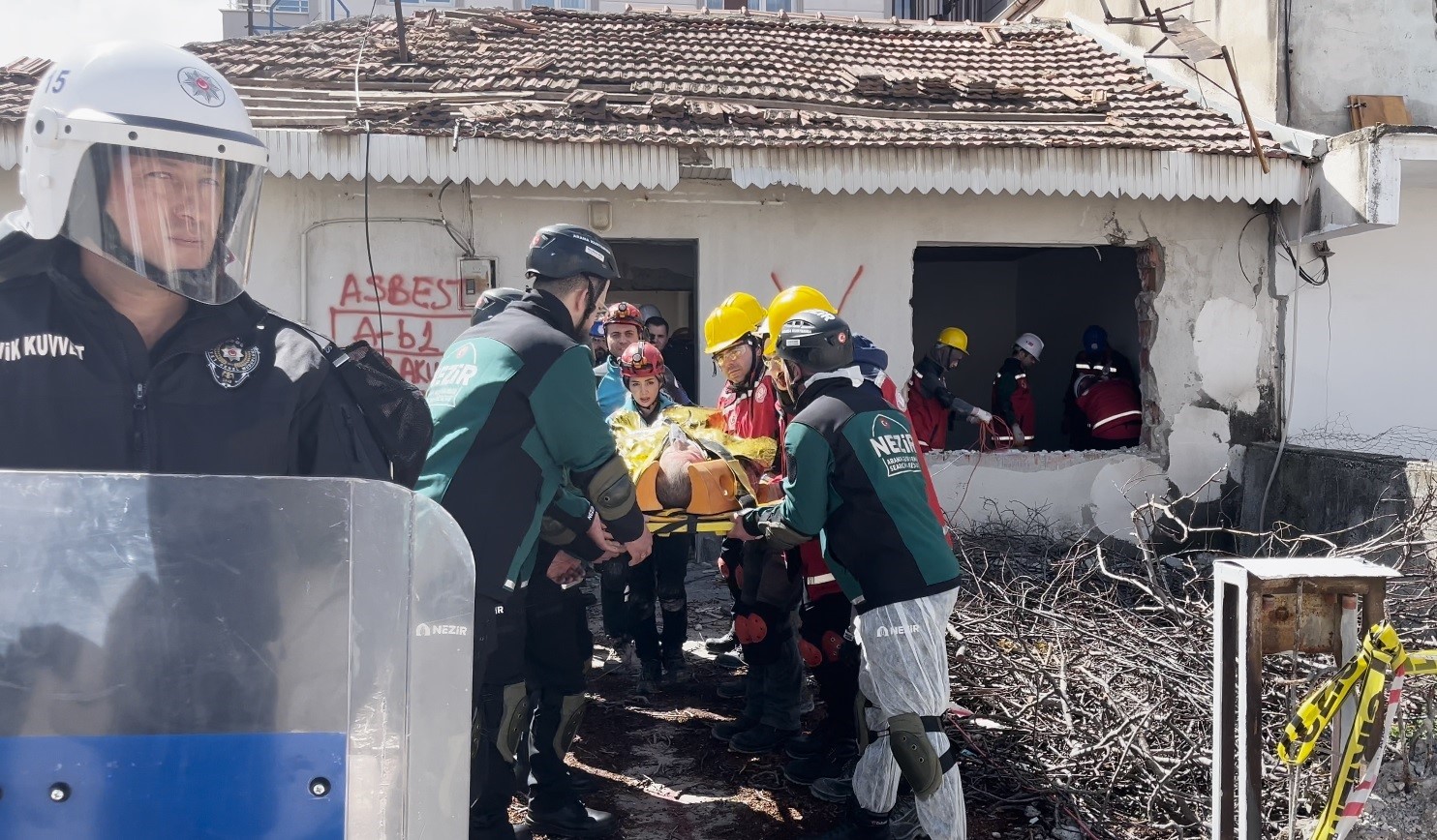 Burdur’da 5.7 büyüklüğündeki deprem tatbikatında gerçeği aratmayan görüntüler
