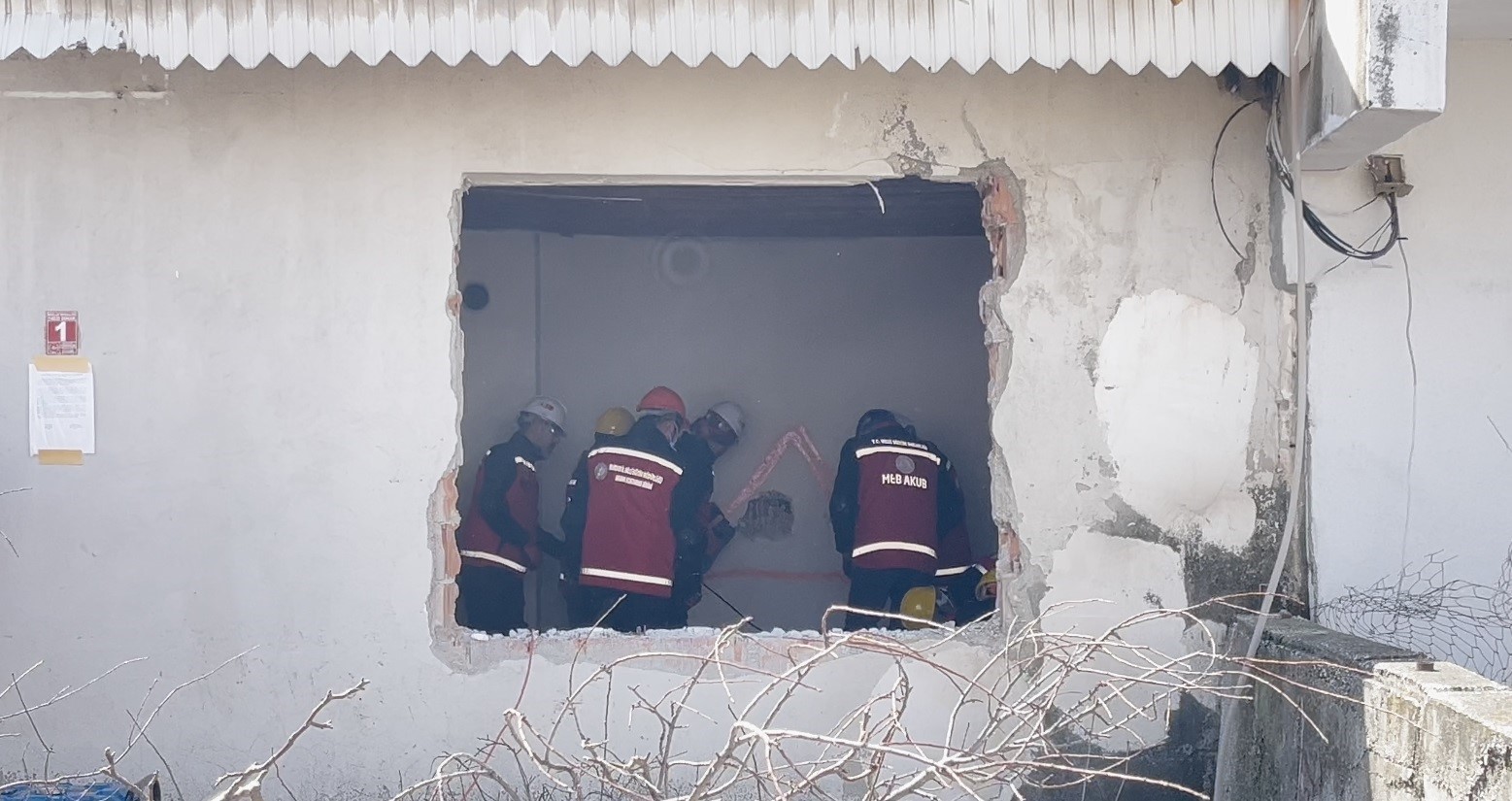 Burdur’da 5.7 büyüklüğündeki deprem tatbikatında gerçeği aratmayan görüntüler

