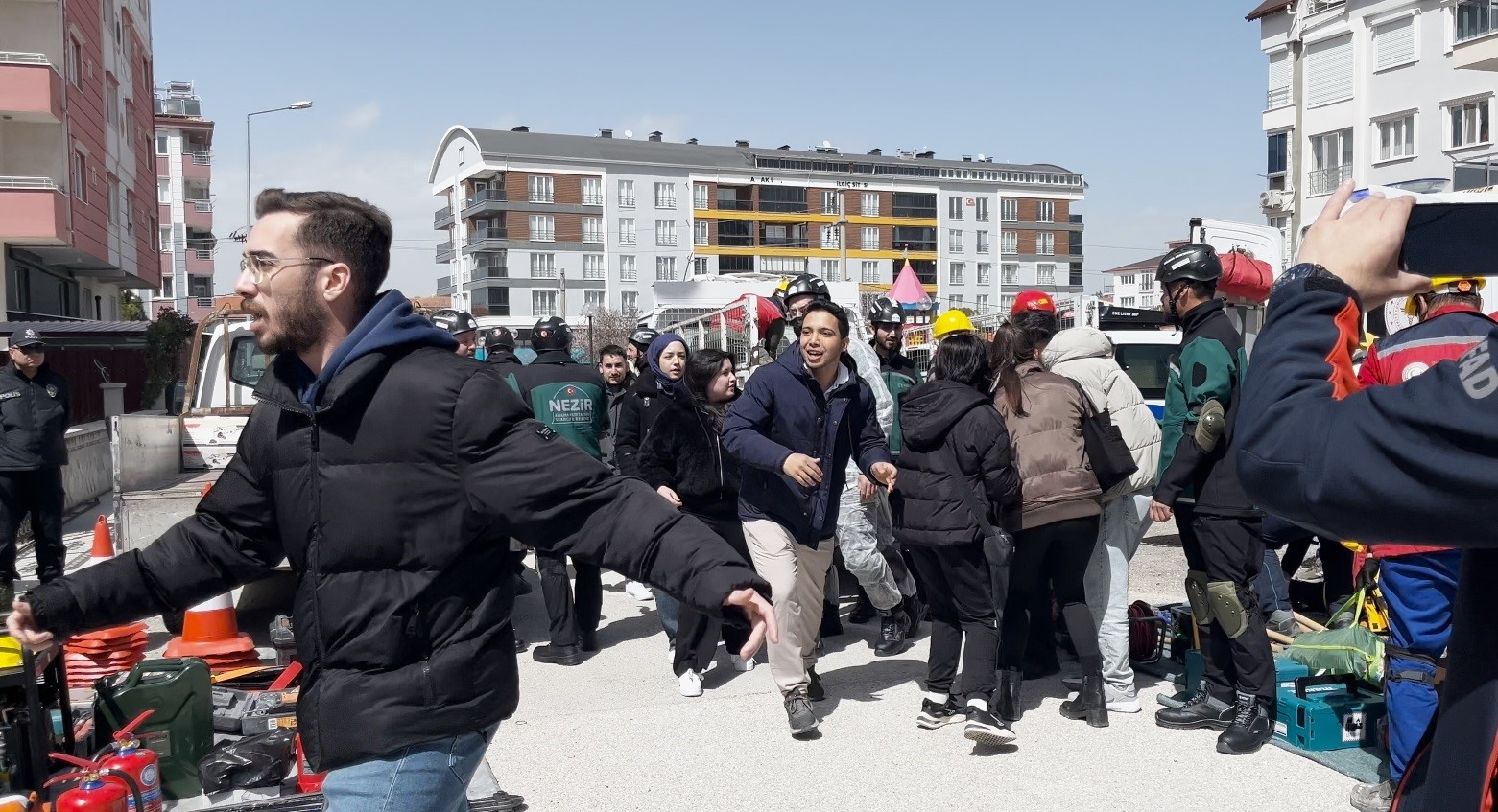 Burdur’da 5.7 büyüklüğündeki deprem tatbikatında gerçeği aratmayan görüntüler
