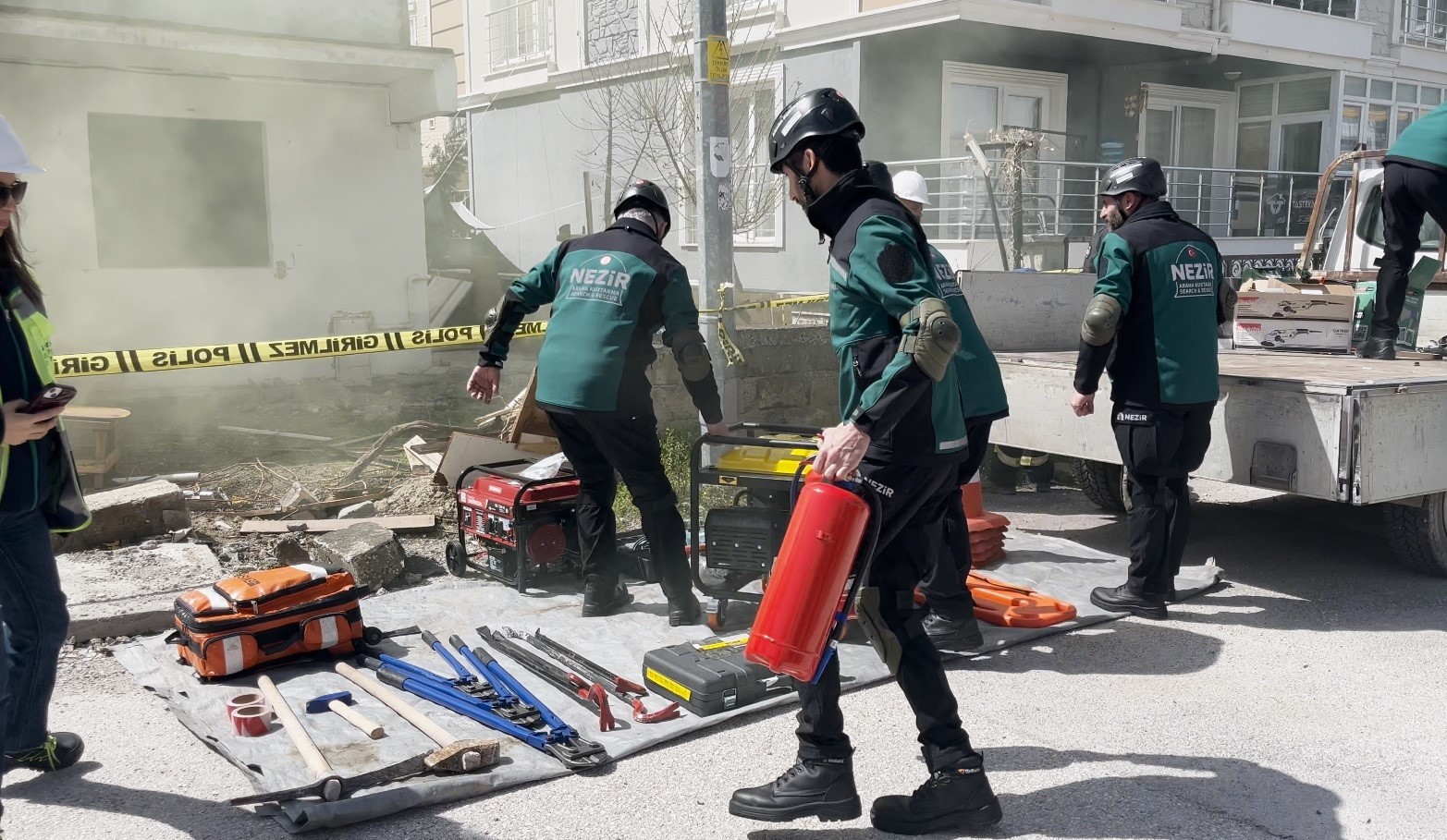 Burdur’da 5.7 büyüklüğündeki deprem tatbikatında gerçeği aratmayan görüntüler
