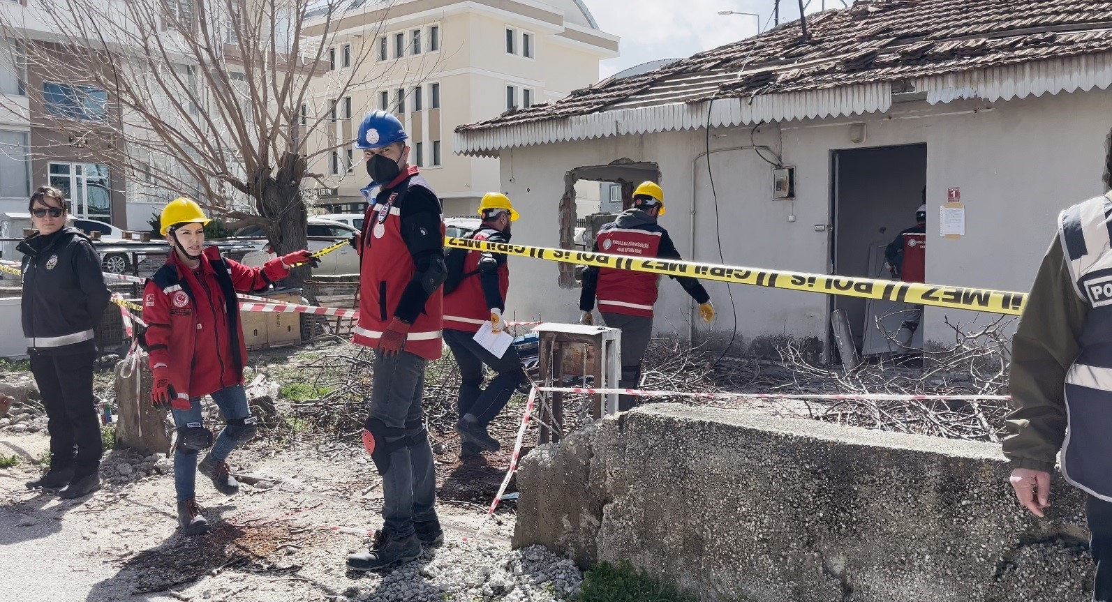 Burdur’da 5.7 büyüklüğündeki deprem tatbikatında gerçeği aratmayan görüntüler
