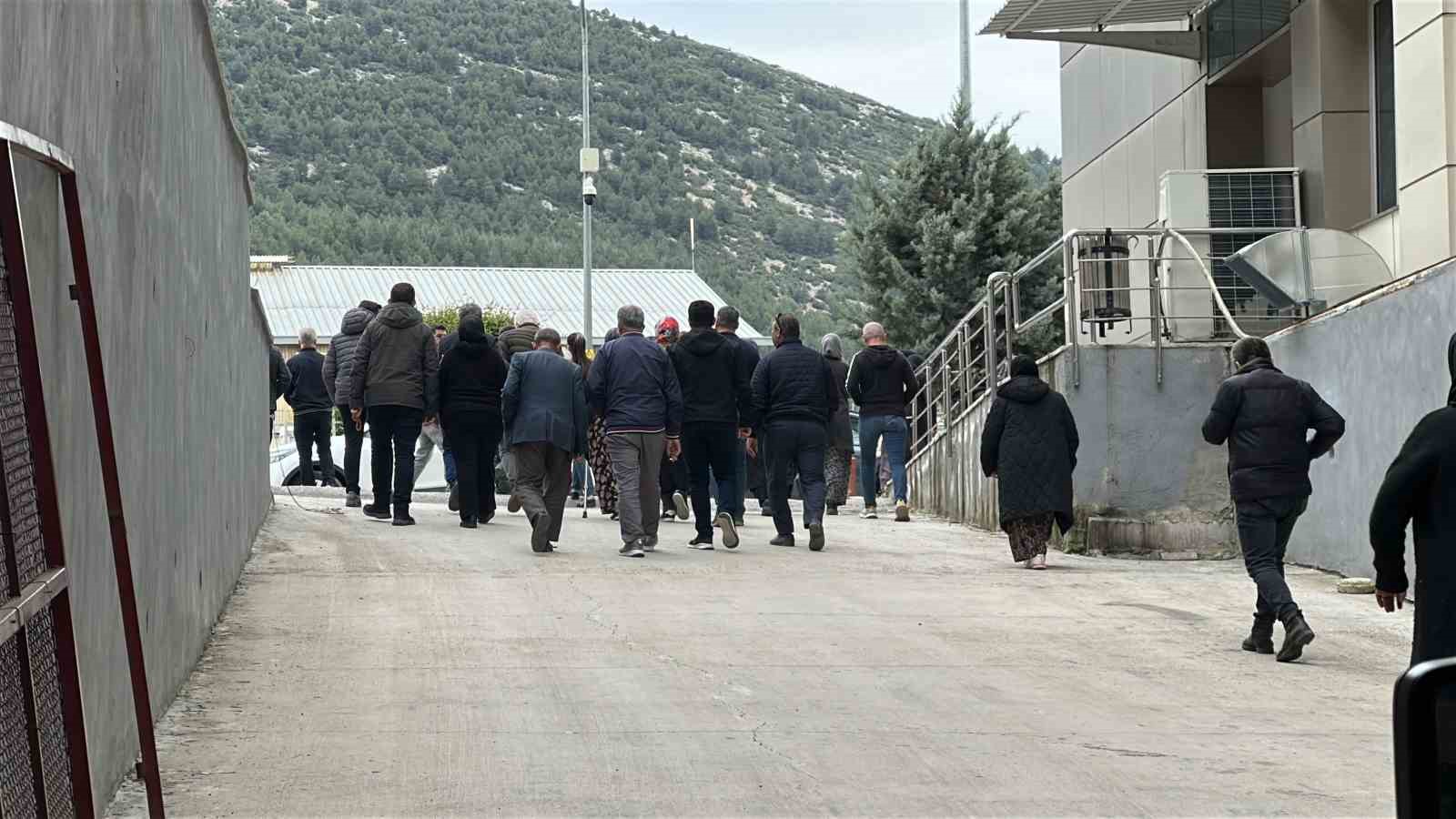 Burdur’da 7 kişinin hayatını kaybettiği kazada aileler cenazelerini gözyaşlarıyla teslim aldı
