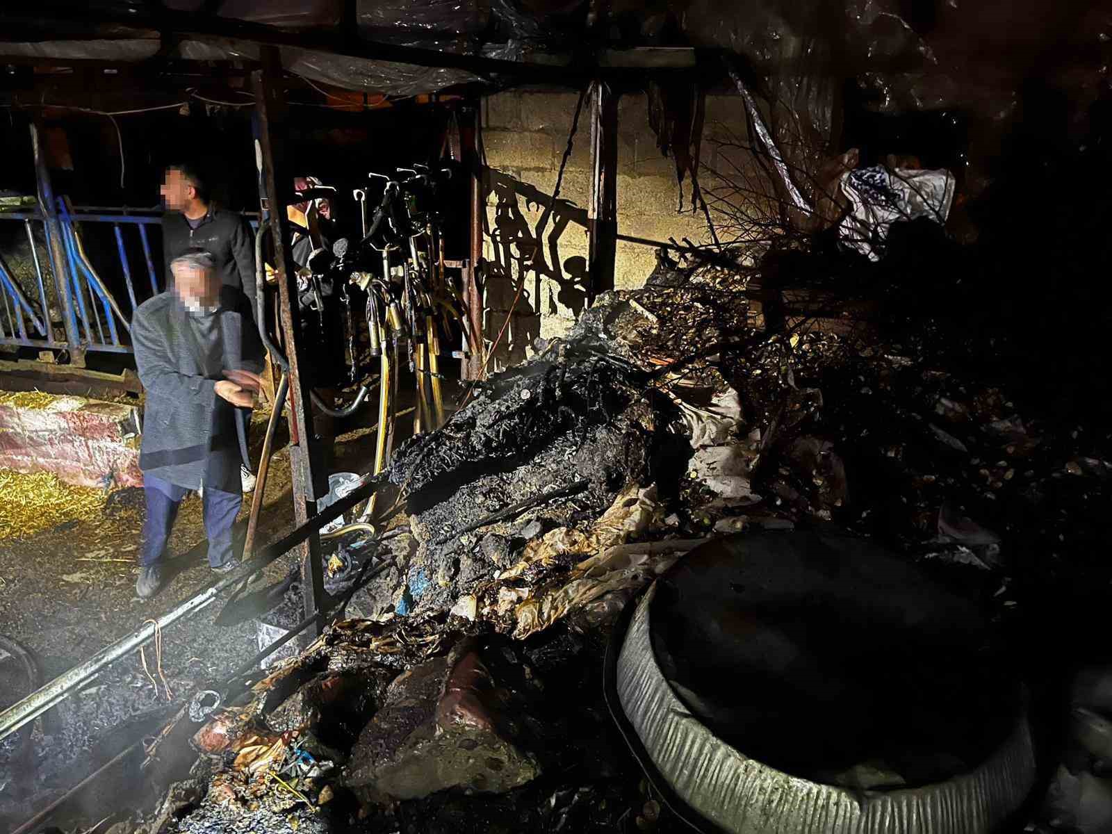 Burdur’da ahır yangını korkuttu
