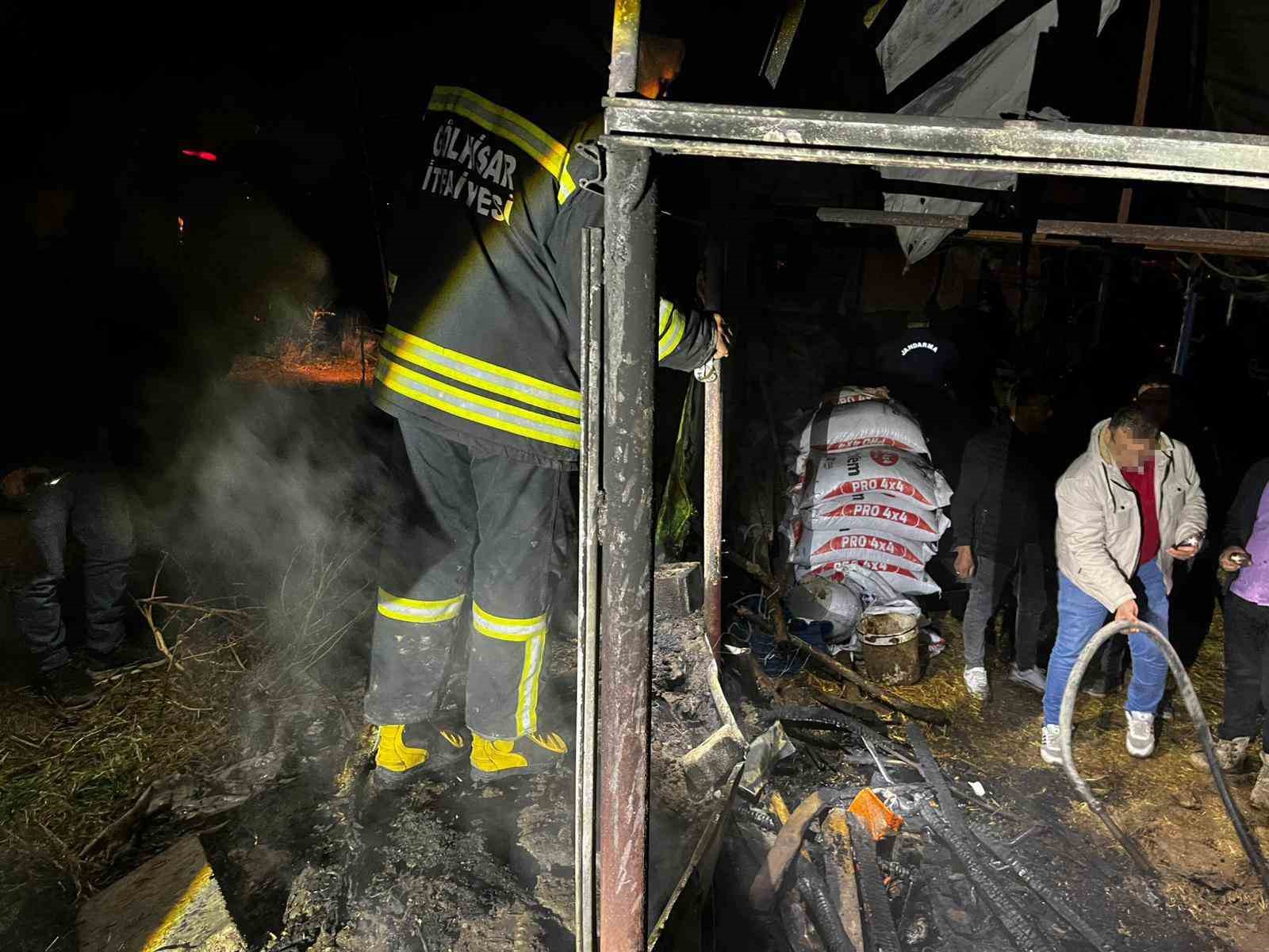 Burdur’da ahır yangını korkuttu
